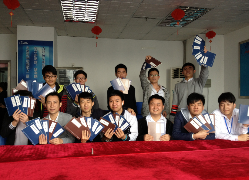 2015年3月5日星期四,是我们中国的传统佳节元宵节。为了庆祝佳节来临,北大青鸟深圳信狮学校特地举办了送元宵、猜灯谜活动。 元宵节本身又称为上元节或春灯节,是中国汉族民俗传统节日。正月是农历的元月,古人称夜为宵,而十五日又是一年中第一个月圆之夜,所以称正月十五为元宵节,是春节之后的第一个重要节日。虽然全国各地过节的习俗不尽相同,但合家团圆吃元宵、赏花灯猜灯谜、舞龙舞狮等已经是元宵节最重要的几箱民间习俗了。 为了庆祝佳节,北大青鸟深圳信狮学校由教质部李老师带领所有班主任,为校区所有在校的老师学