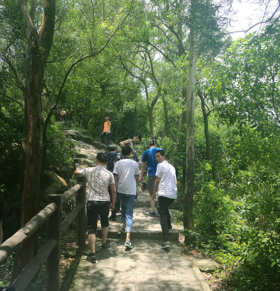 北大青鸟深圳嘉华学校t122班一起爬南山
