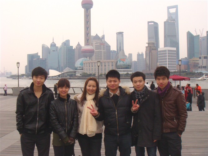 和毕业学员在上海外滩.jpg